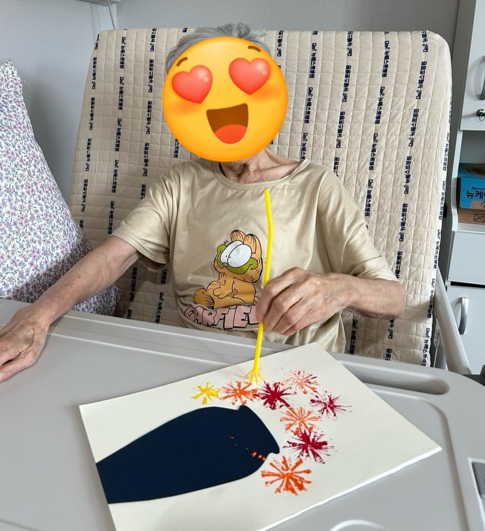 빨대를 이용해 꽃을 꾸며보았어요.