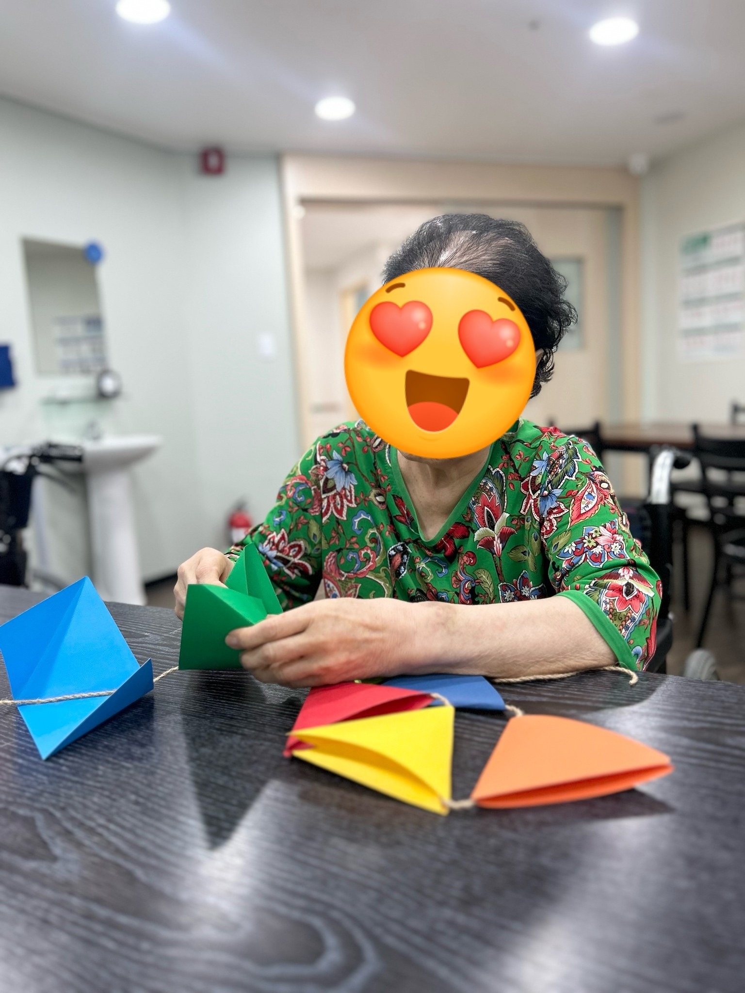 색종이을 접어 가렌드를 만들고 있어요.