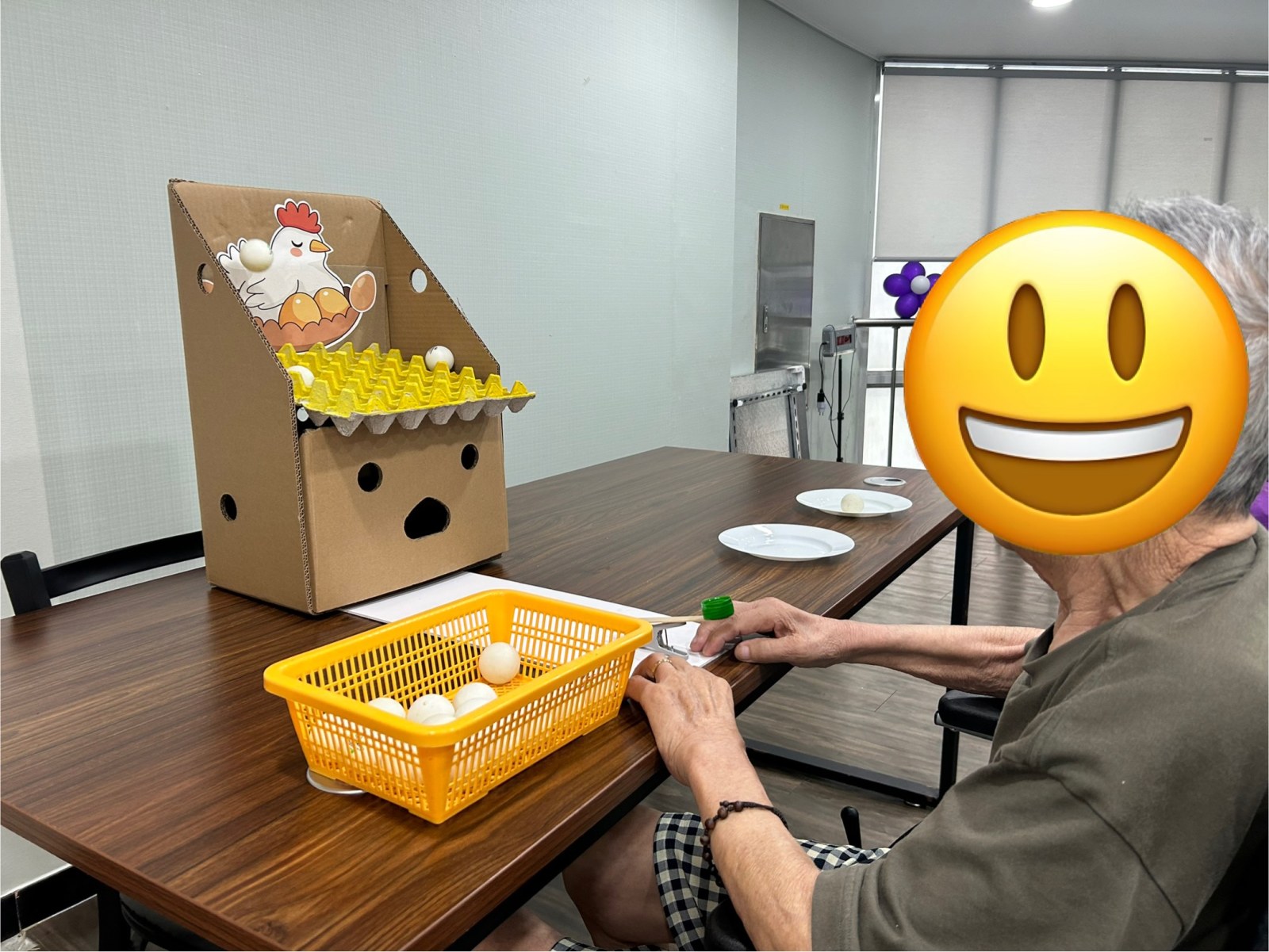 공을 던지며 집중력과 눈 손 협응력을 키우고 공이 게란판에 들어갈때마다 매우 즐거워하셨어요.