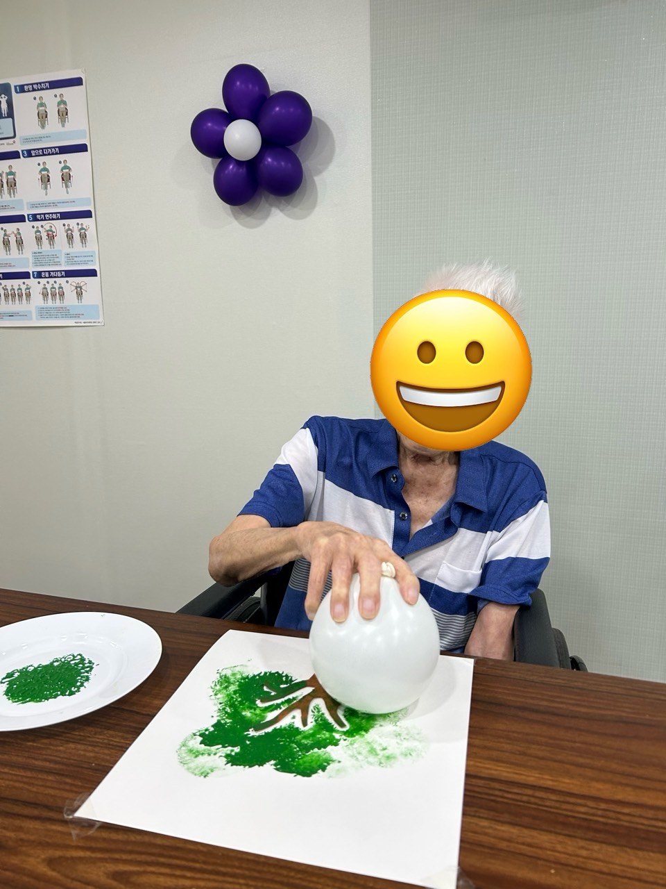 풍선을 이용하여 나무를 꾸몄어요.