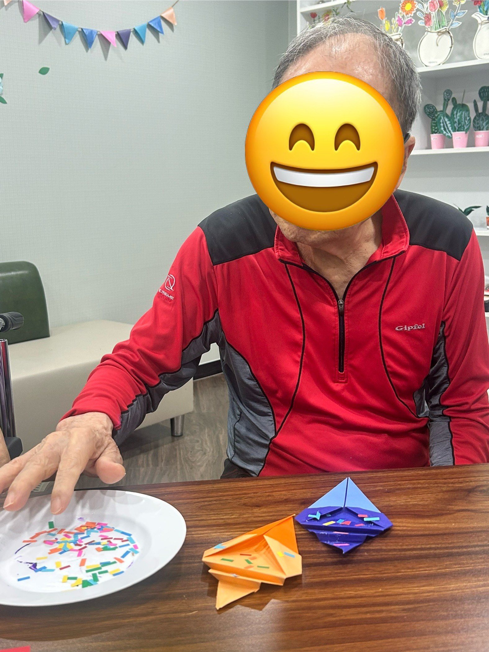 색종이로 아이스크림을 접고 꾸며 보았어요.